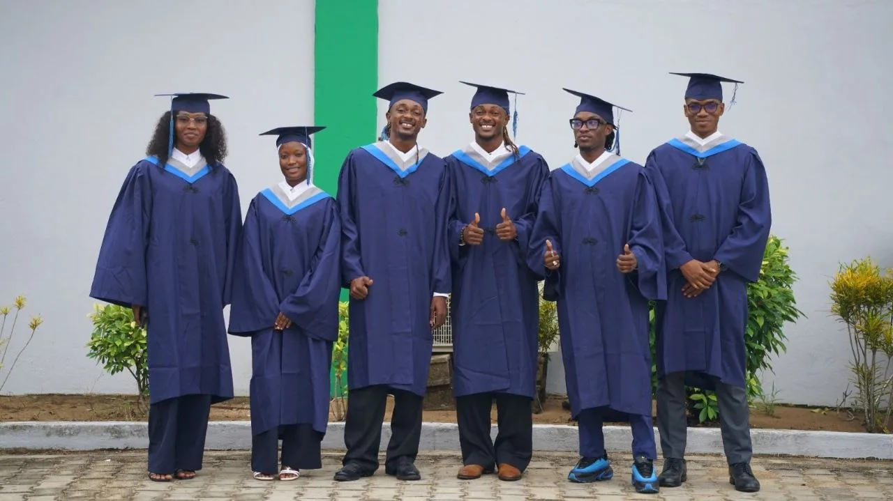 Diplômés de l'Institut CERCO en toge, réunis après la remise des diplômes