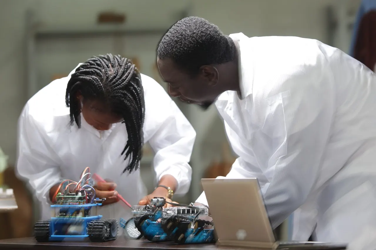 Étudiants CERCO assemblant des robots