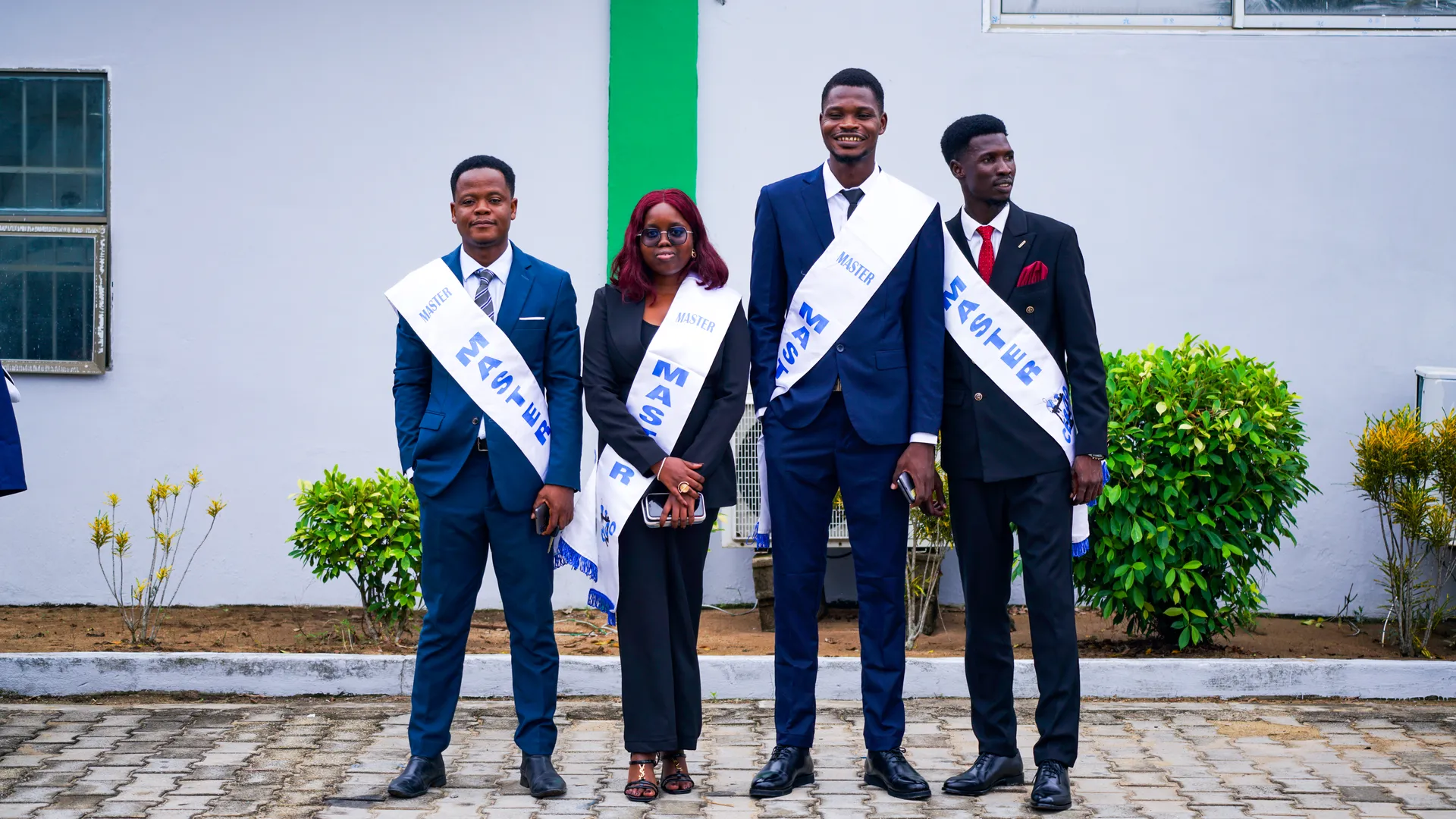 Majors de promotion de l'Institut CERCO portant leur écharpe MASTER